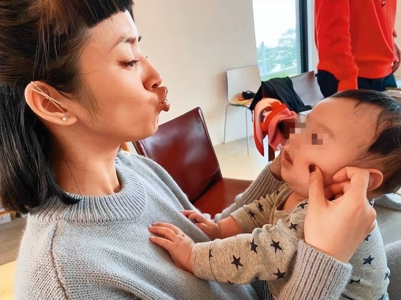 婴儿宝宝乳牙萌出一般在出生后的4到10个月之间,林依晨家的宝宝7个