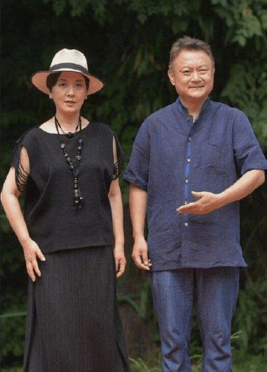 原创张国立老婆久违出镜颈纹明显手臂粗壮但气质出众果然自然老去最美