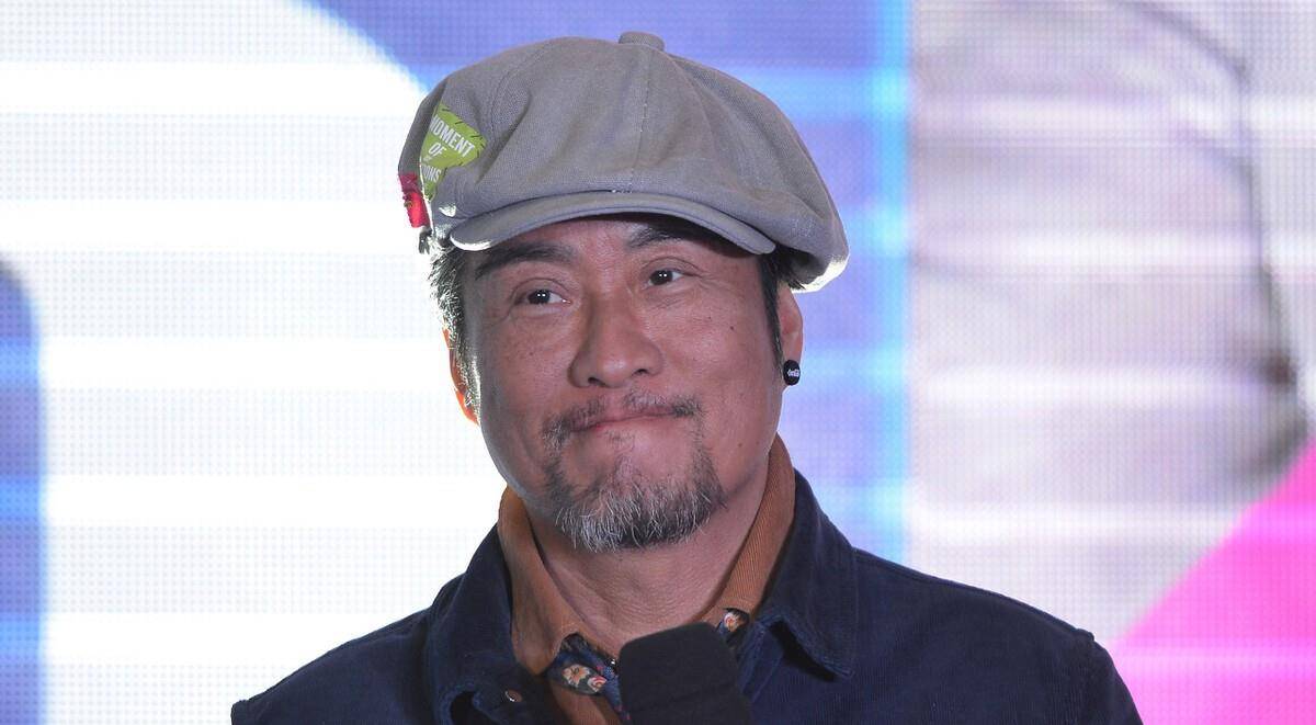 57岁孙兴近照曝光,4年无戏可拍,现身小酒吧弯腰卖力唱歌_观众_明星