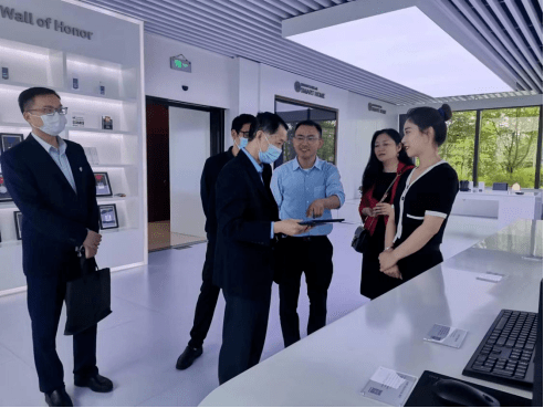 湖北商贸学院校长吴怀宇一行前往武汉中软国际科技服务公司走访交流