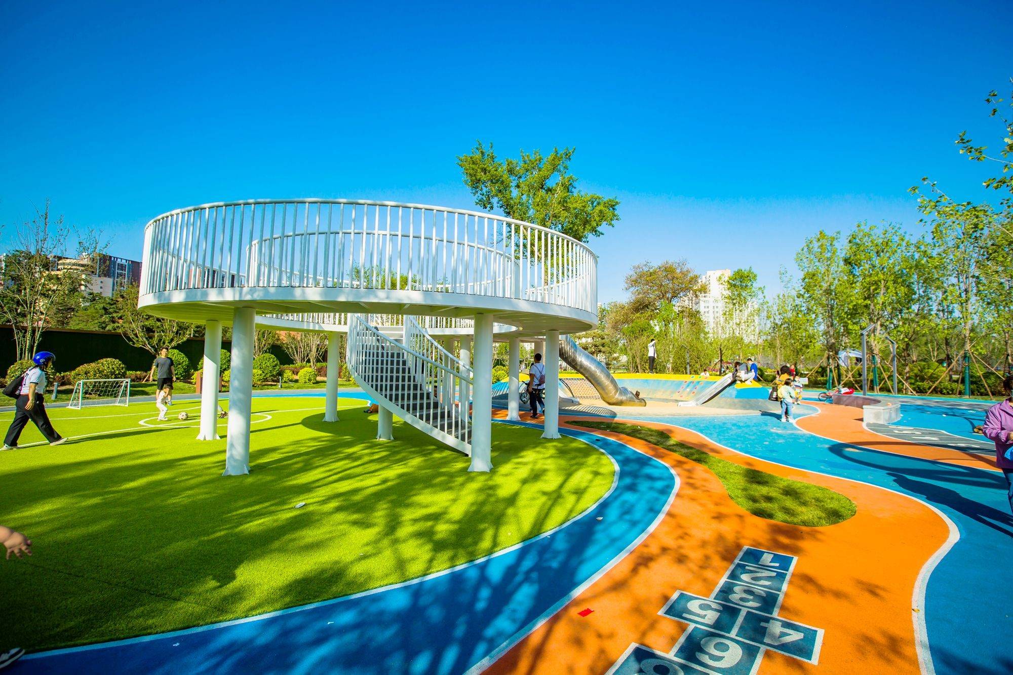 石家庄新建了一座公园，设施齐全，免费开放，吸引众多市民前来