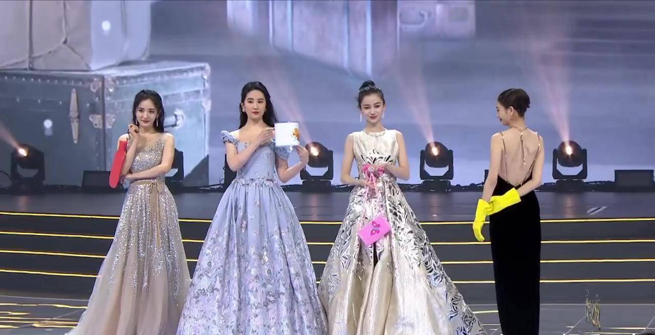 原创微博之夜男神女神颁奖张艺兴拉手王一博四位女神现场走秀