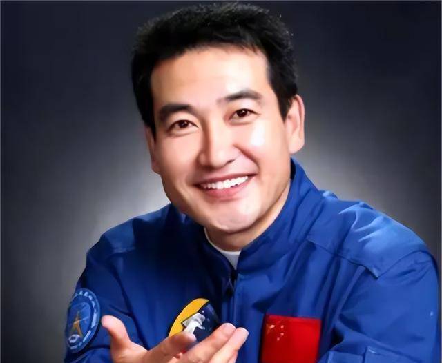 原创2003年翟志刚回家探亲却赶上母亲葬礼抱骨灰盒失声痛哭