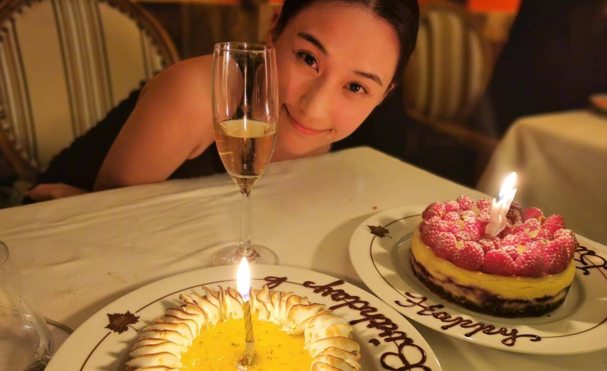 励骏是其母参股公司,何超莲并不满足于此,她还到安永会计师事务所工作