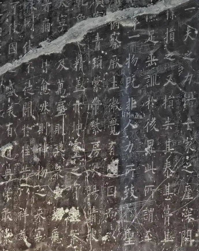 这是日前某知名博主发布的一组《九成宫碑》实拍照片.