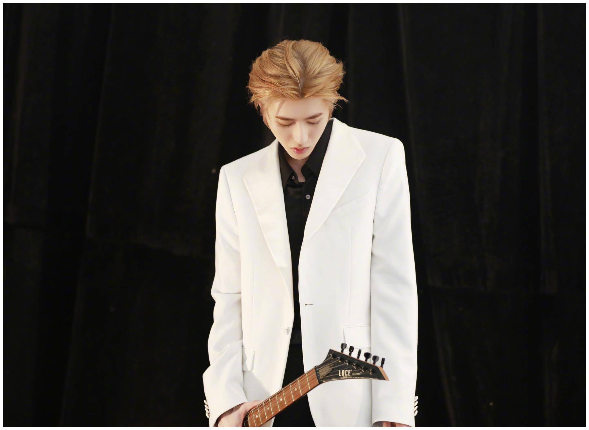 原创蔡徐坤杂志花絮大片释出四套造型齐上线这气质真不是盖的