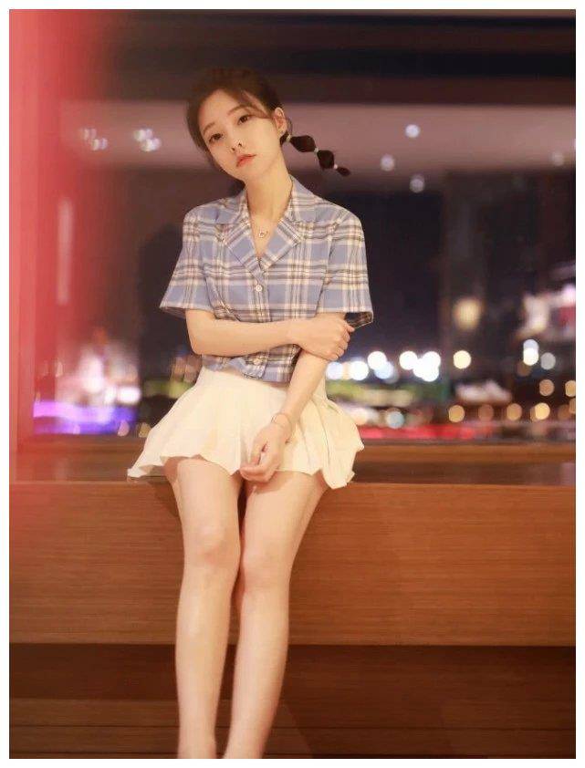 用这样的短裙展示自己的脚,小编觉得她现在越来越大胆了.