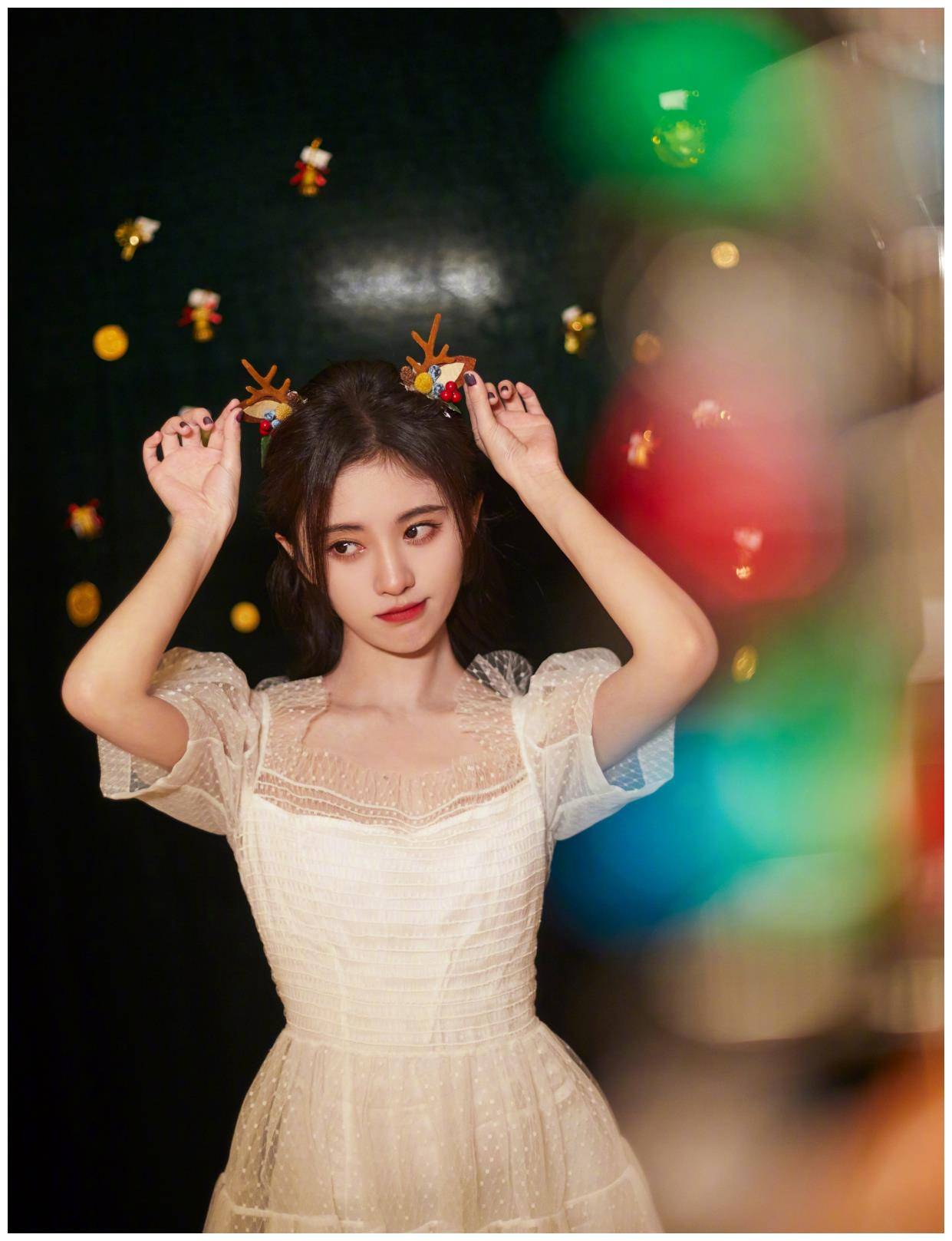 鞠婧祎圣诞造型上线,穿白色薄纱连衣裙,表情可爱又搞怪!
