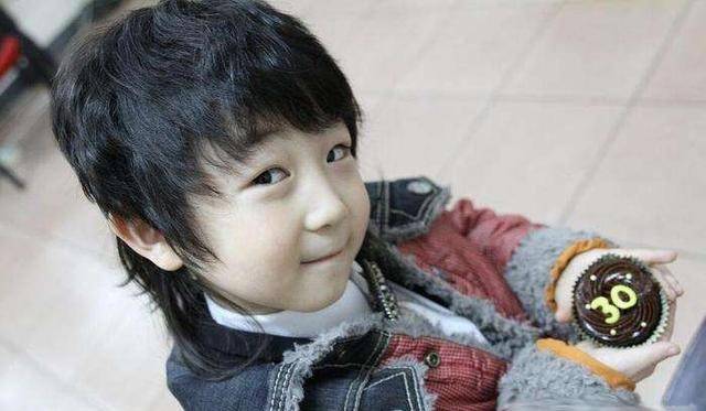 王一鸣还有一个外号叫做"小宝",他从小就会跳舞,在4岁的时候因为在