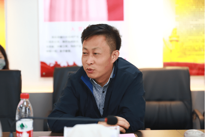 授牌仪式后进行了座谈交流,西安工商学院校长叶曲炜对朱智生会长及