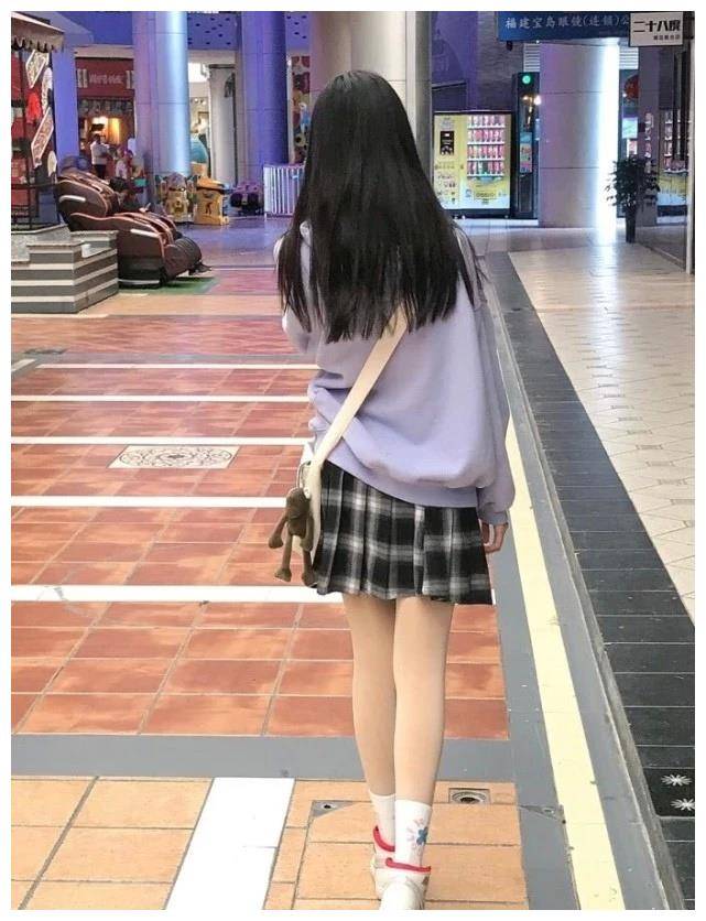 不愧是"小李慧珍",14岁就学大人穿肉丝袜,还凹出1米1腿长