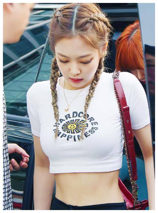 jennie身材令人赞叹!露脐白t下肌肉线条清晰可见,美得挪不开眼