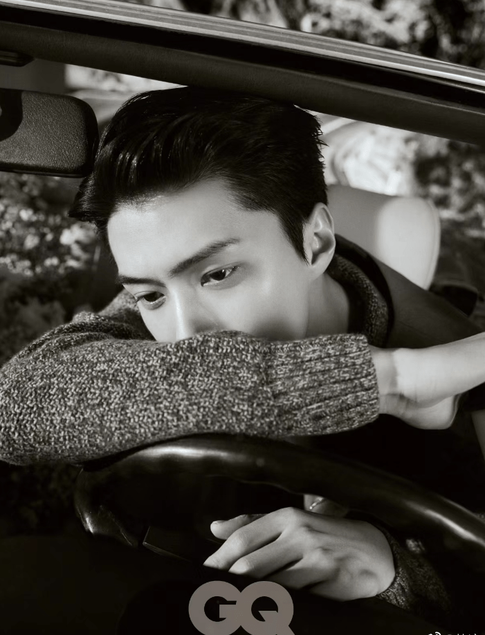 原创吴世勋水上乐园游玩照曝光皮肤白到发光像人形立牌