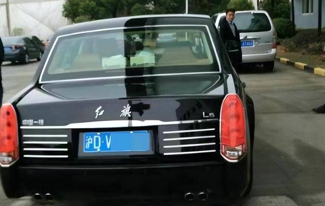 在人们的印象中,曹德旺是福建人,但是这台红旗l5怎么挂上海的牌?