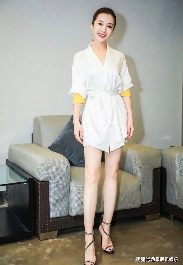 李依晓罕见秀身材,透视上衣真敢穿,穿直筒裤层次丰富还显白_时尚_时候