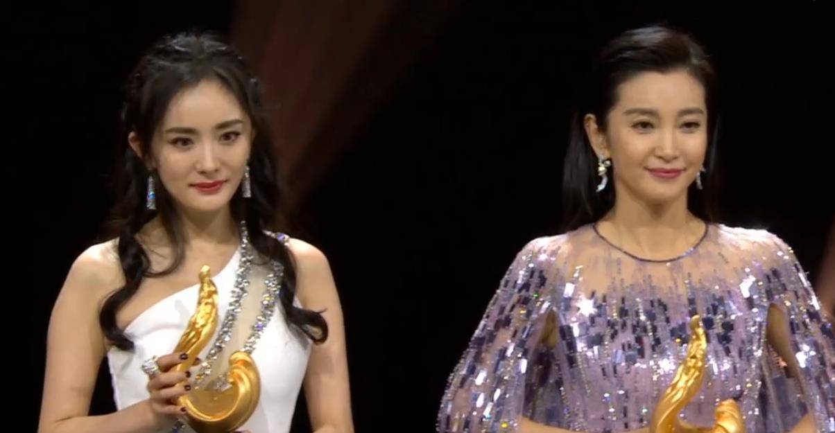 夜杨幂拖尾裙险翻车,李冰冰紫色披风撞衫冰雪女王_bling_公主_李宇春