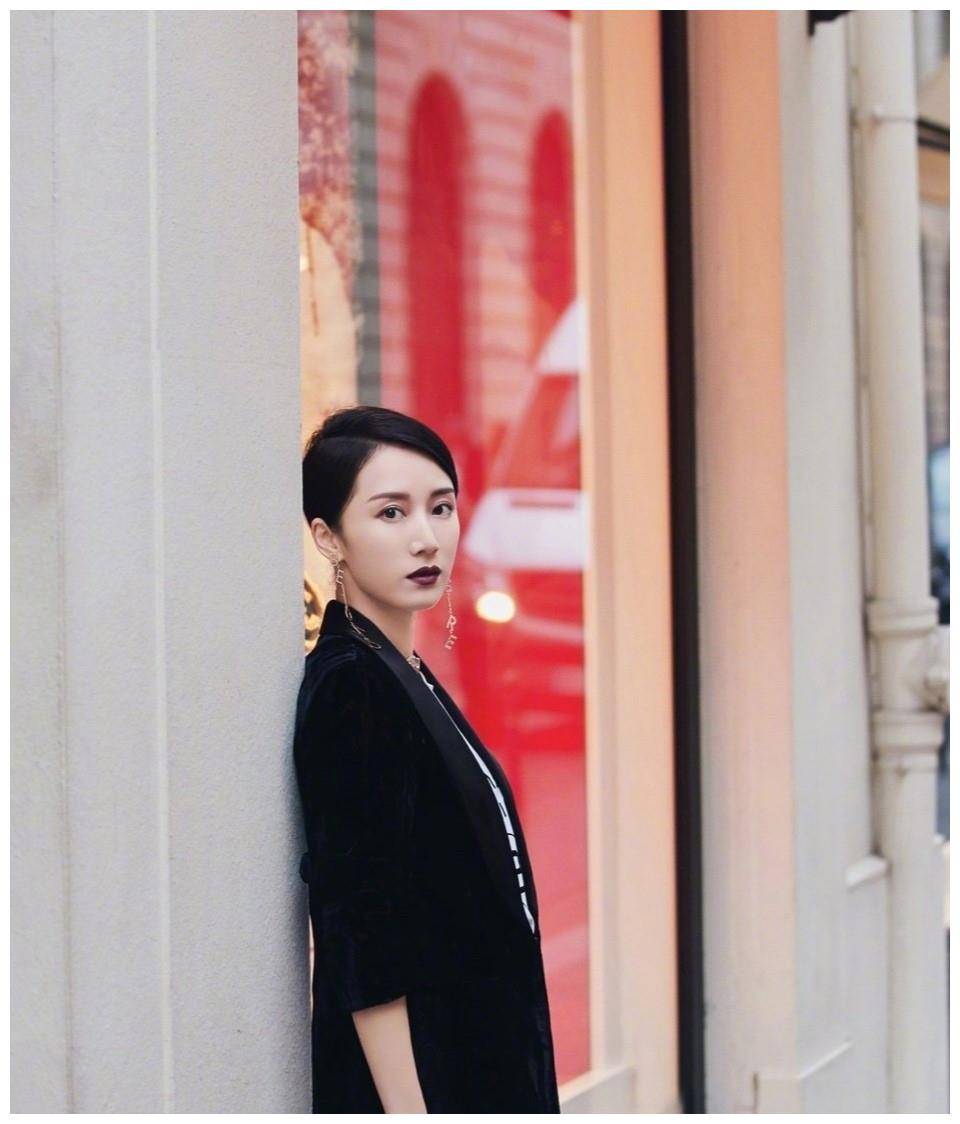 李念真大胆!穿黑色职业装搭配黑色复古口红,是惊艳还是惊吓?