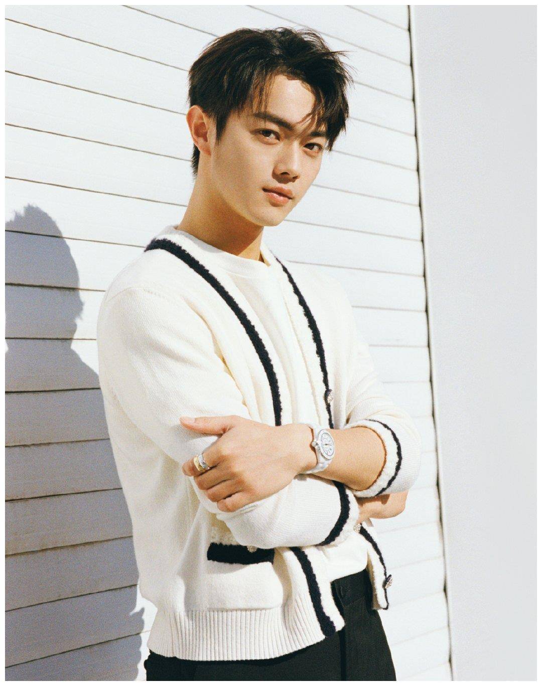 原创许凯新造型上线身穿白色针织开衫颜值高就是任性