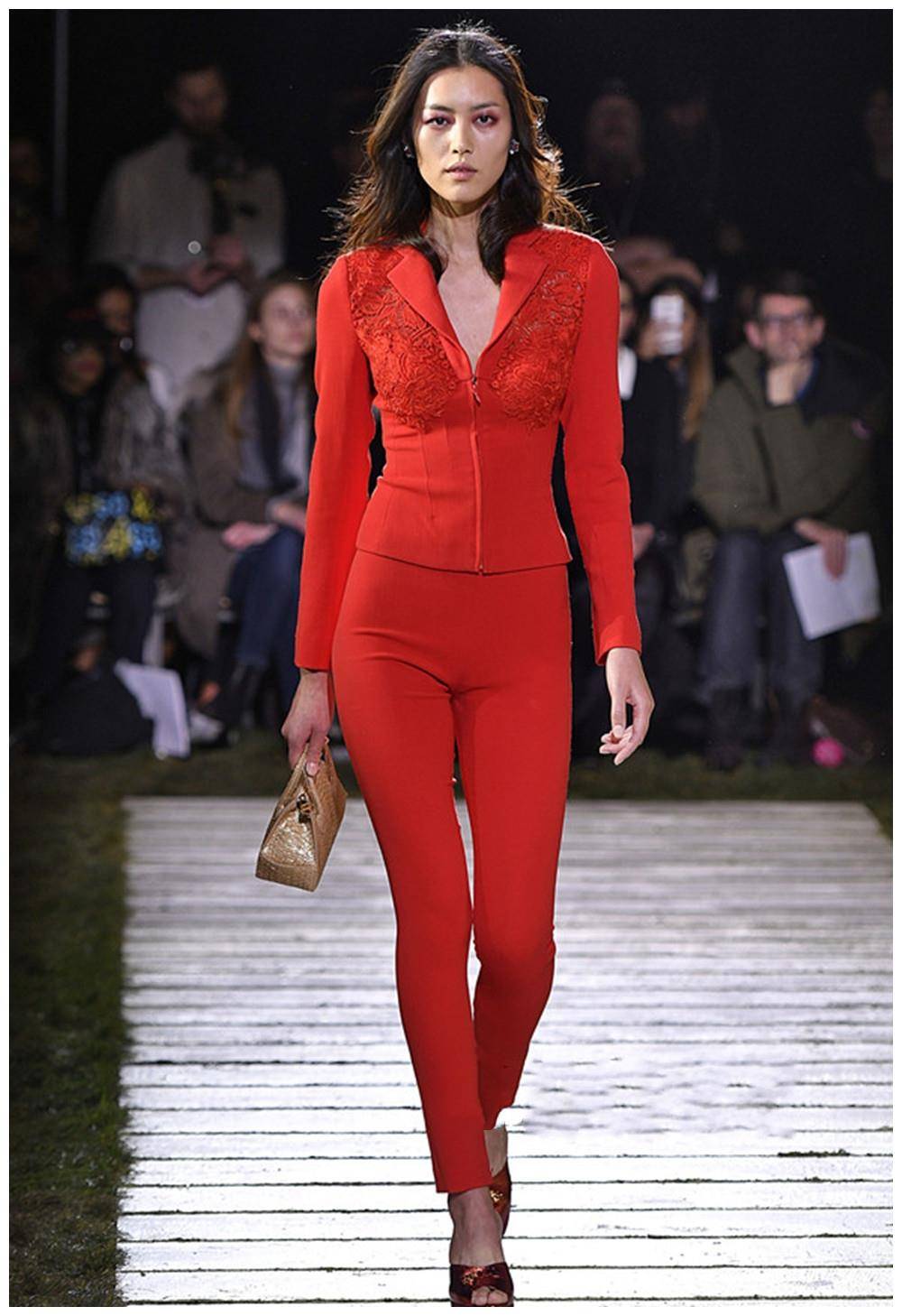 原创超模特走秀为何一般不穿内衣原因有这4点很多人都想歪了