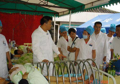 汶川地震14周年记美宝集团创始人徐荣祥教授的抗震援川路