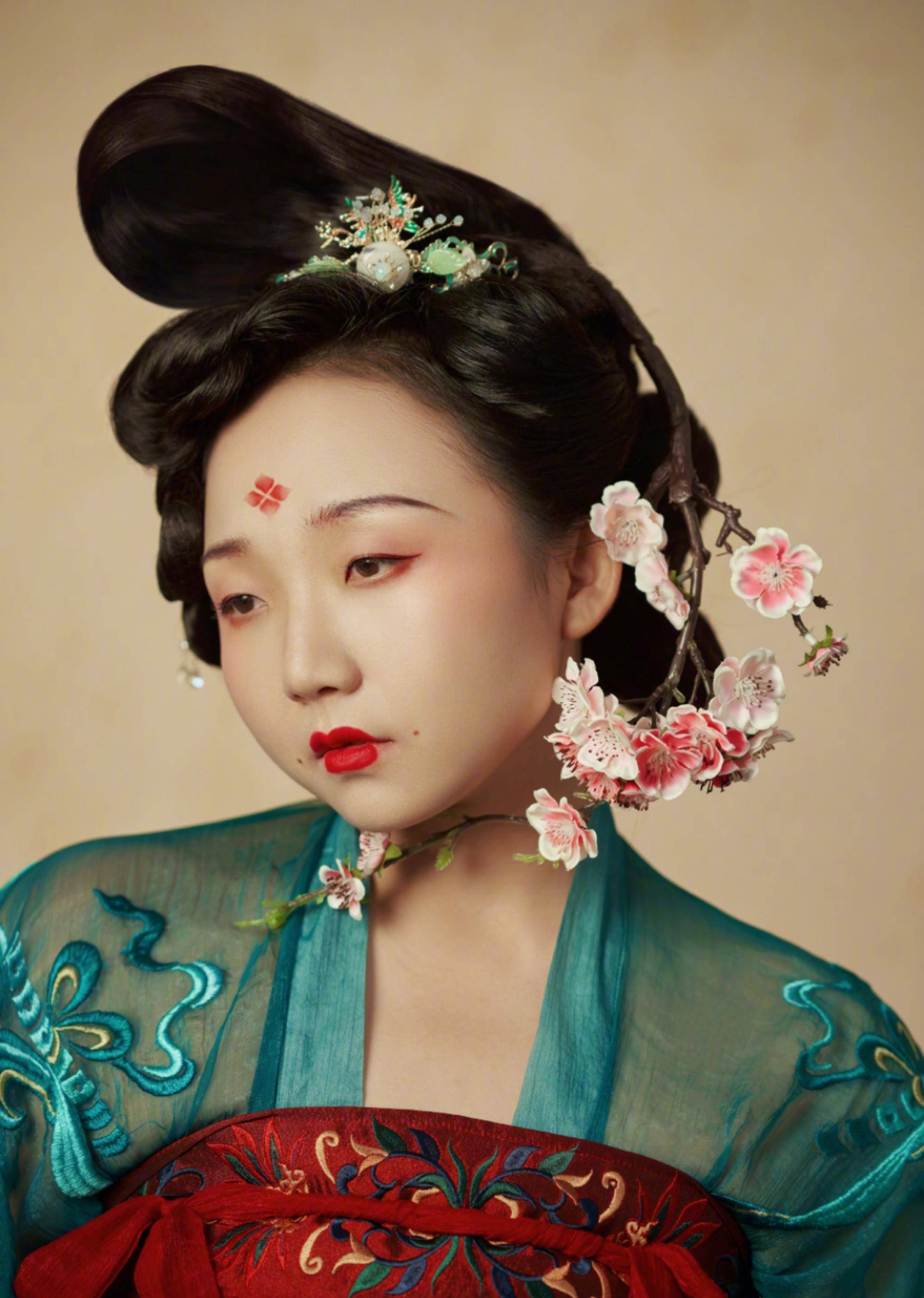 在照片中能够看到,洋子肉肉的身材还是很适合唐装的,毕竟唐朝以丰腴为