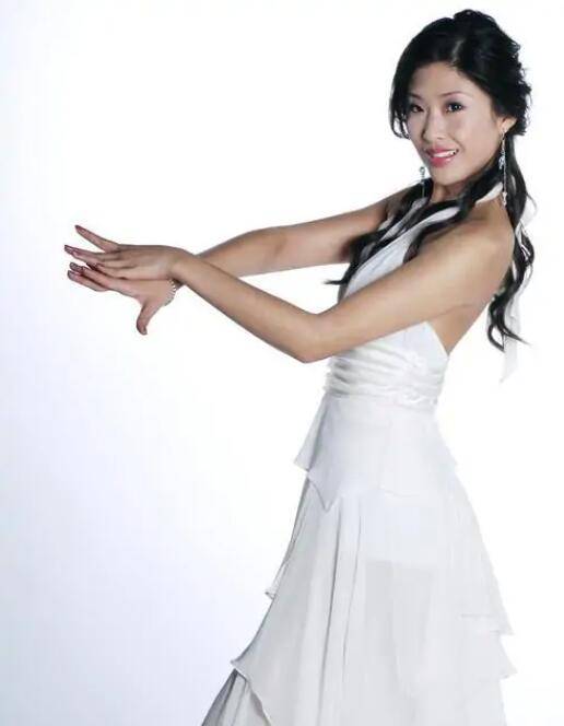 她是洪金宝最漂亮的儿媳妇周家蔚曾是超模如今过的怎么样