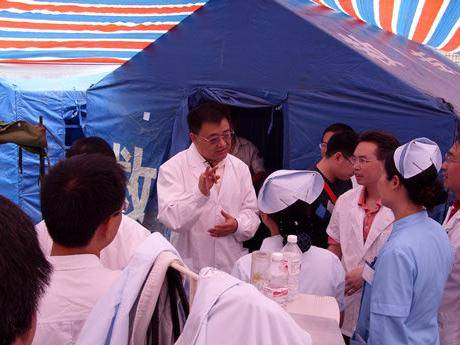 汶川地震14周年记美宝集团创始人徐荣祥教授的抗震援川路