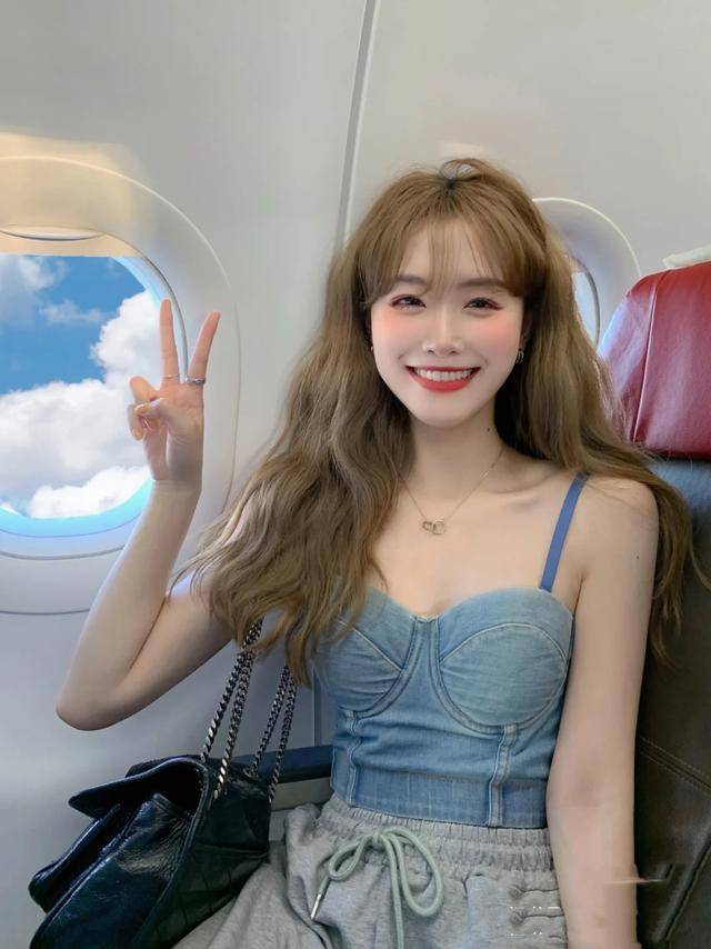 爱游戏中国官方网站夏天要做个甜辣小仙女！吊带衫必不可少性感美艳又少女感爆棚(图9)