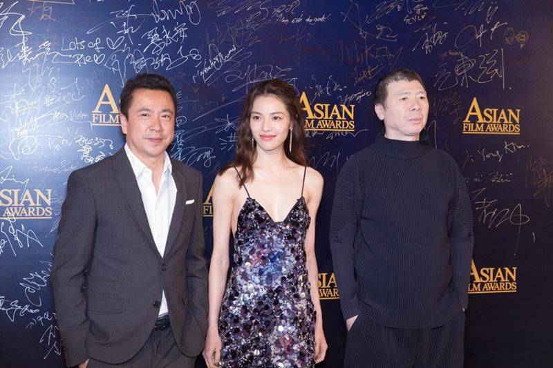 钟楚曦在华谊的王中磊后面,杨采钰在刘亦菲的米歇尔普拉蒂尼的陈金飞