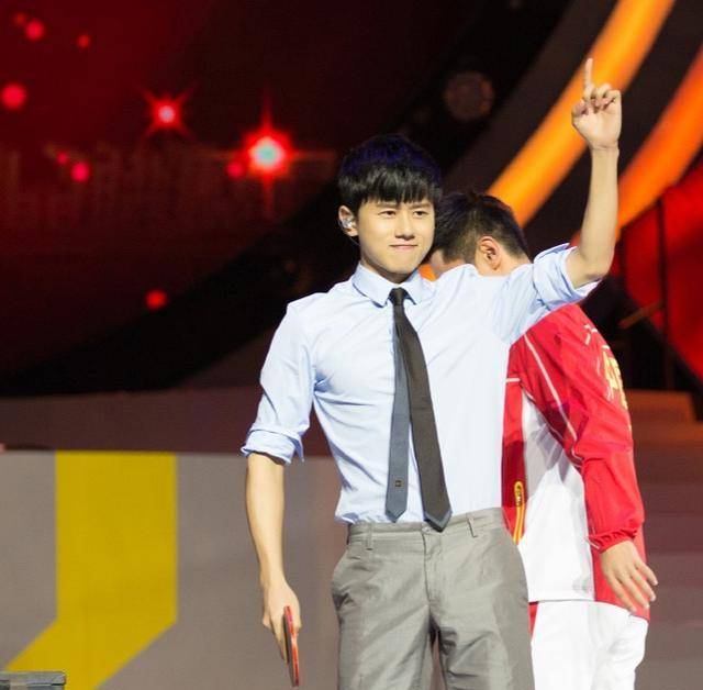 张杰还去大学里面当音乐老师,相当于有了一份有编制的工作.