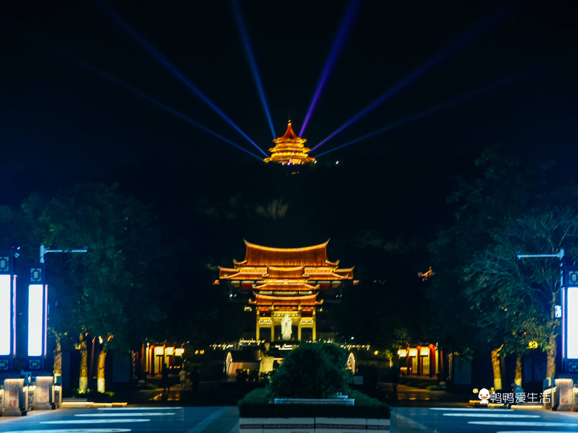 福建最大的文庙在漳州长泰，夜景璀璨夺目，白天黑夜各有不同美景