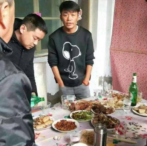 王宝强:出身农村,成名后仍不忘本,回老家探亲被赞接地气_冯小刚_样子