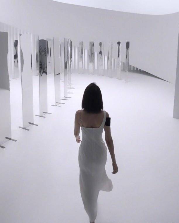 在一张照片的背影中,高圆圆的倩丽的身形真是完美到吸引人眼球,谁能