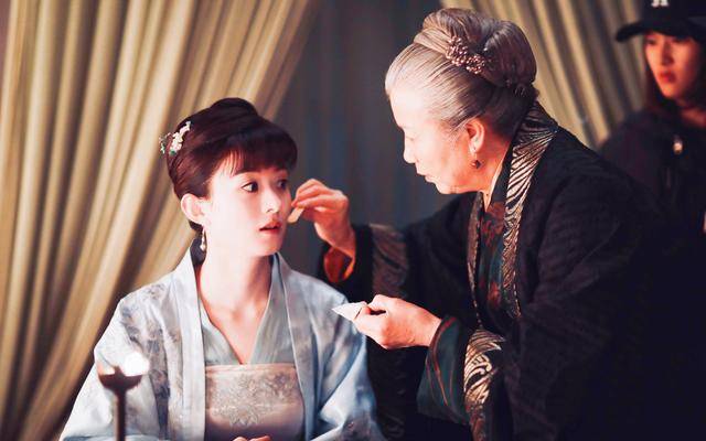 她曾被张艺谋说"红不了",却在74岁被赵丽颖带火了_曹翠芬_机会_因为