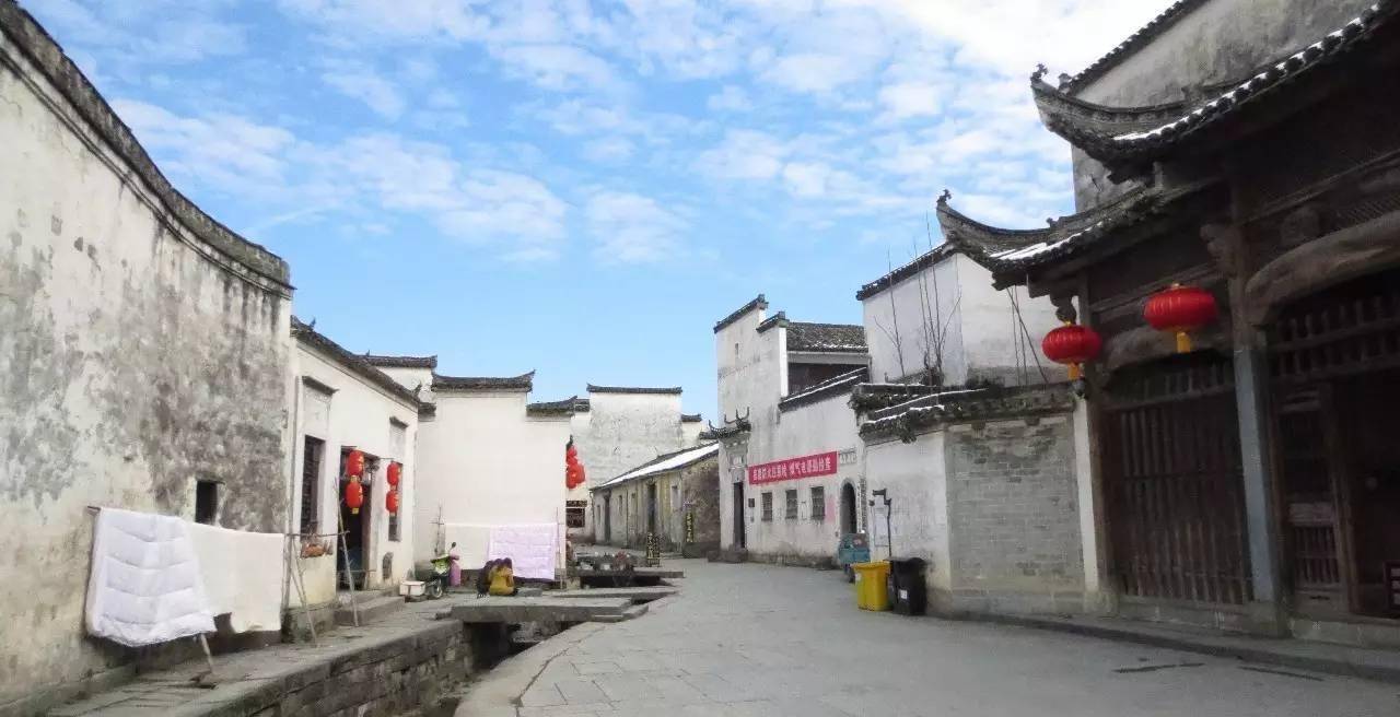 安徽省黄山市有座古镇，建于北宋时期，被誉为“明清民居博物馆”
