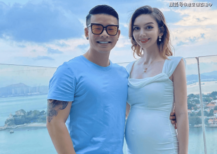 梦露挺着大肚子,和丈夫凯诺到海边一起拍了一组纪念照