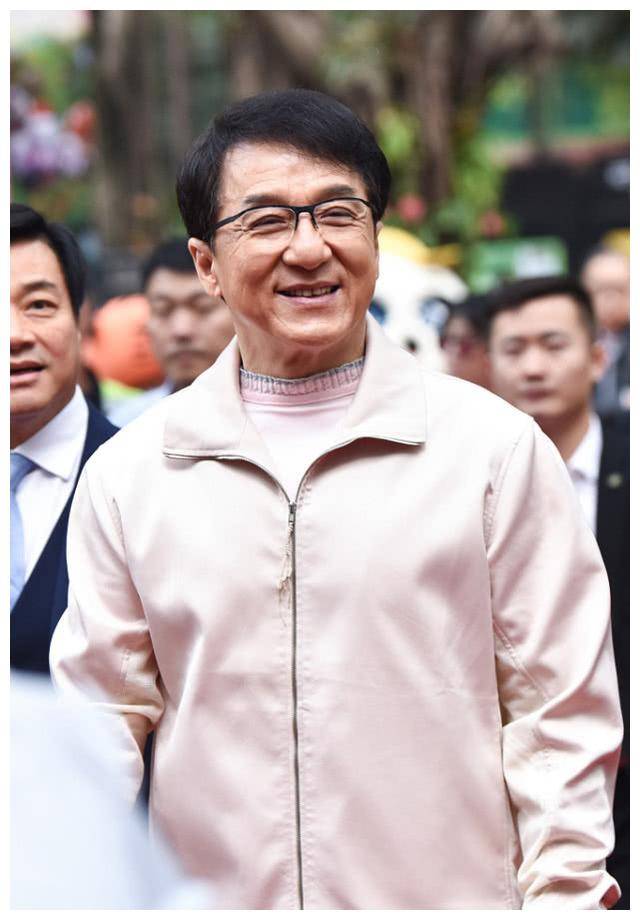 原创65岁成龙出席活动白色休闲装简约大方笑容轻松充满活力