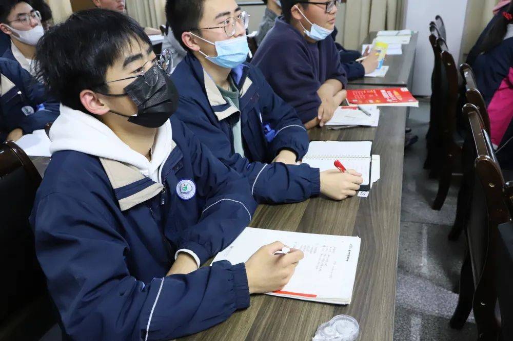 赵军老师莅临盐城市伍佑中学举行高考作文讲座