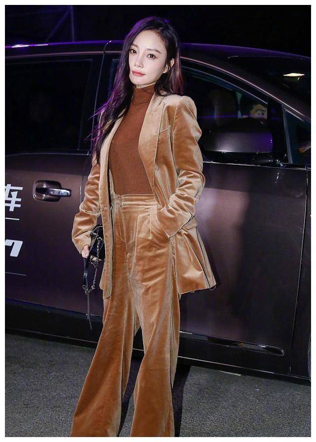 原创李小璐真会作妖粉紫色卫衣配百褶裙38岁硬穿成00后的样子