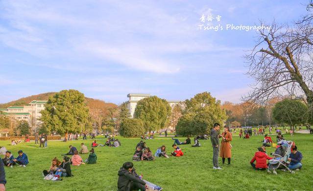 武汉大学一半是山，一半是水，被誉为“中国最美的大学校园”