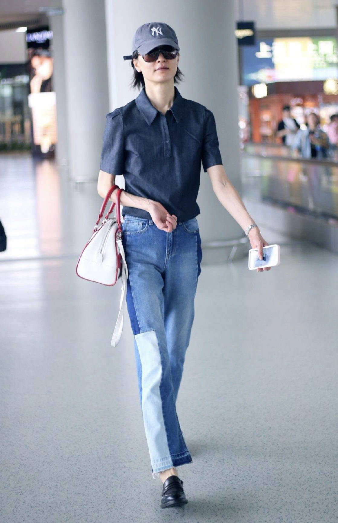 原创杜鹃也太随意了穿睡衣配牛仔裤就出门不到40有了中年味道