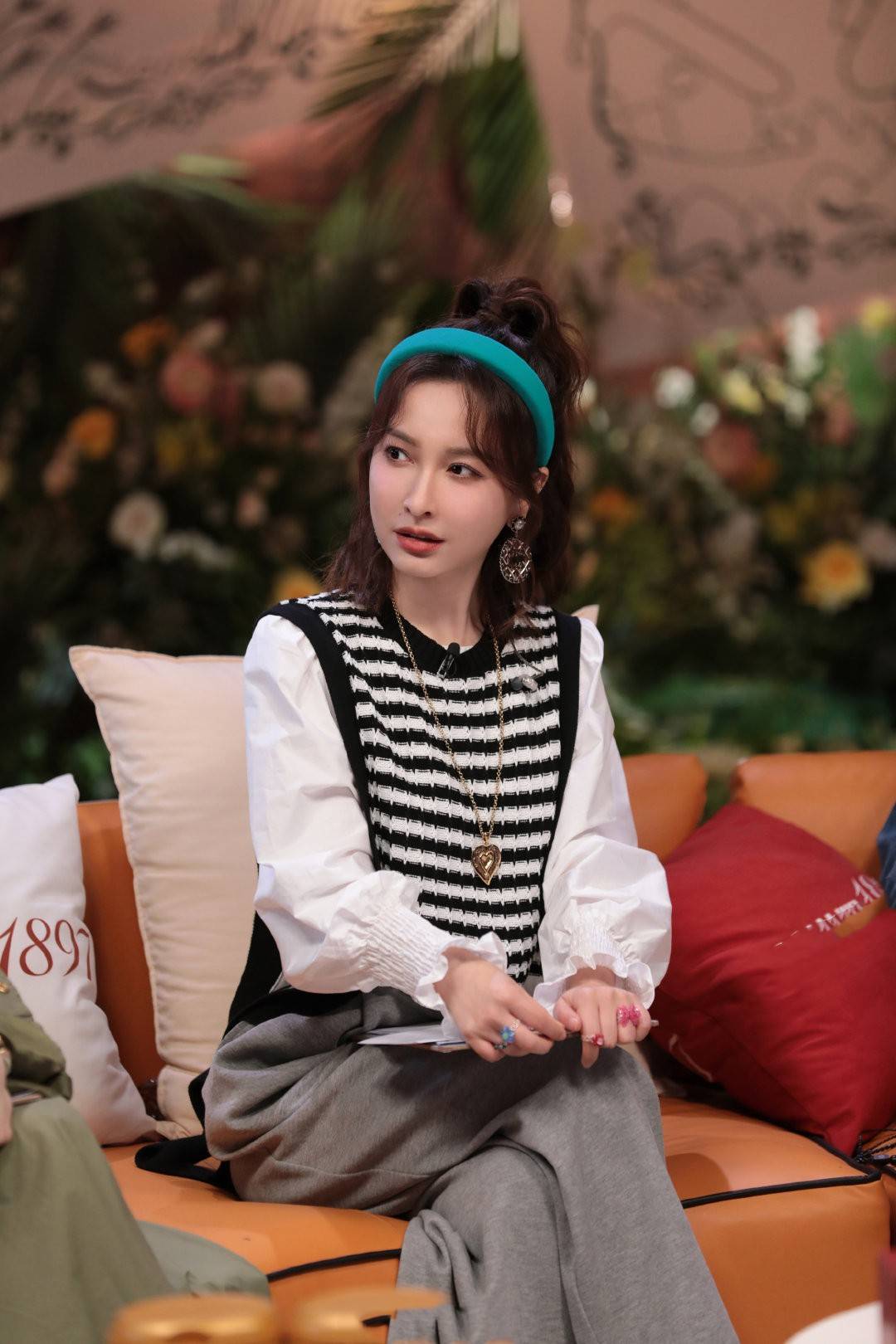 原创丑小鸭逆袭白天鹅吴昕穿白衬衫配背心活力满满像少女