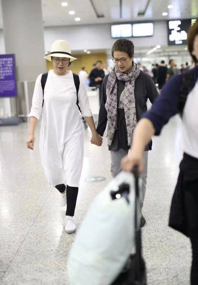 蒋雯丽与姐姐牵手现身机场,两人长得真像,穿搭却暴露年龄差