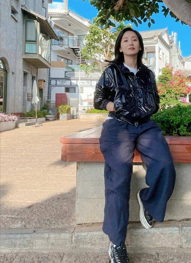 女演员董晴大理游客照曝光脚踩公共休闲长凳让人感到不适