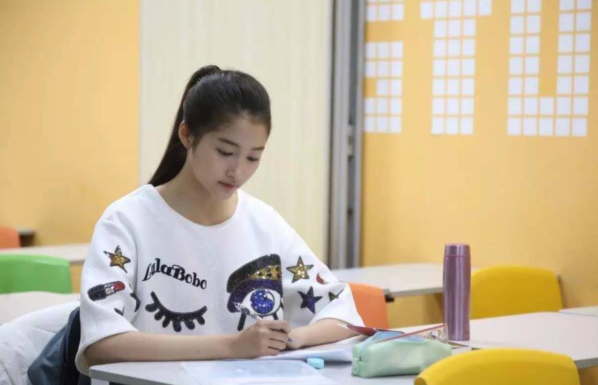 关晓彤高考成绩有多好,拍戏也不耽误学习,令高中生自愧不如_明星_考进