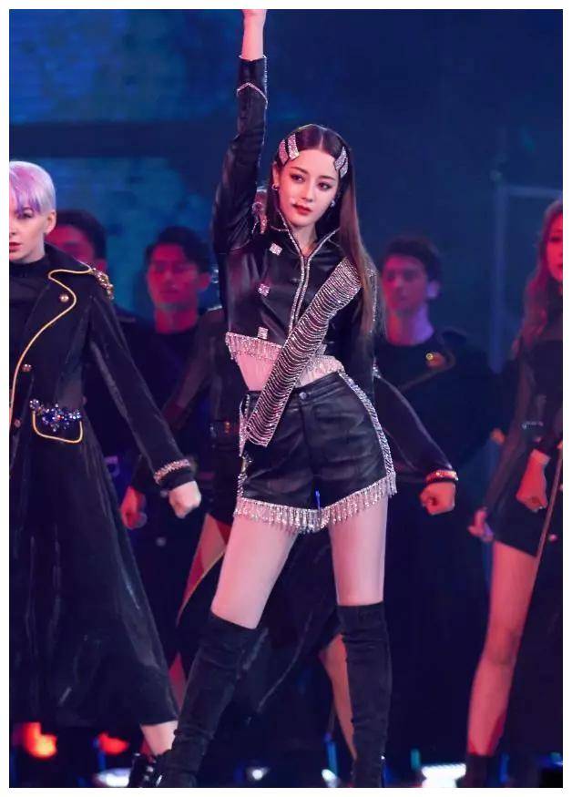 原创迪丽热巴首穿一身露胃装跳舞还化烟熏妆全场沸腾