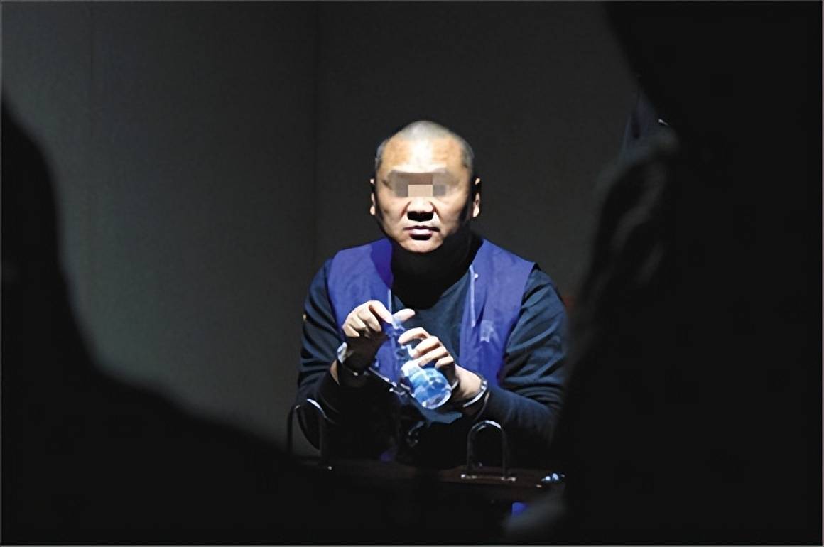 逃犯石二群逃亡16年靠208万赃款拼成亿万富豪还娶4个漂亮老婆