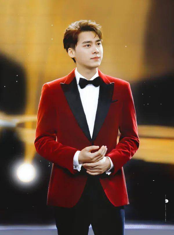 李易峰穿了一件绒布质地的红西装,搭配小巧的领结,整个人显得格外的