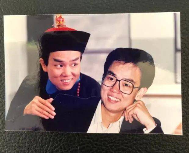 74岁黄百鸣冒雨携时尚辣妹开派对,合照大秀6块腹肌_徐文娟_妻子