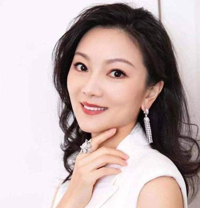 张艺谋携小娇妻亮相,39岁的陈婷气质不凡,19岁大儿子高挑帅气_电影